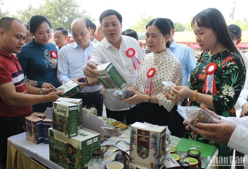 Hội chợ giới thiệu, quảng bá các sản phẩm OCOP nằm trong chuỗi sự kiện của Lễ hội chùa Keo mùa Thu năm 2023 tại huyện Vũ Thư (tỉnh Thái Bình).