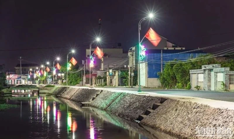 Các tuyến đường tại xã Bình Định (huyện Kiến Xương, tỉnh Thái Bình) được thắp sáng vào ban đêm.
