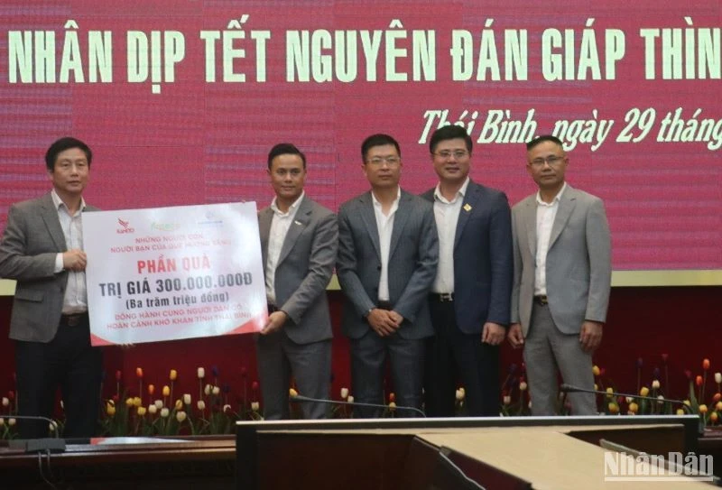 Lãnh đạo Mặt trận Tổ quốc Việt Nam tỉnh Thái Bình tiếp nhận phần quà trao tặng cho hộ nghèo trên địa bàn.