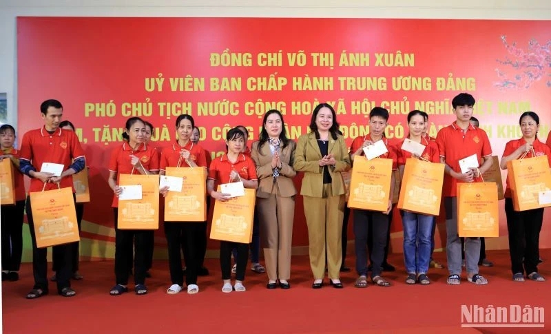 Phó Chủ tịch nước cùng lãnh đạo tỉnh Thái Bình trao quà cho người lao động gặp hoàn cảnh khó khăn tại Công ty cổ phần quốc tế Bảo Hưng.