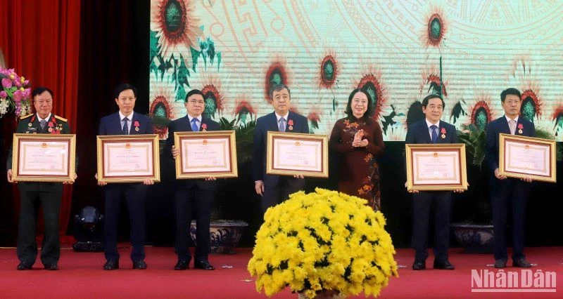 Phó Chủ tịch nước Võ Thị Ánh Xuân trao Huân chương Lao động (các hạng) cho 6 cá nhân tỉnh Thái Bình.