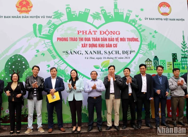 Các đồng chí lãnh đạo huyện Vũ Thư, tỉnh Thái Bình tham gia hưởng ứng phong trào.