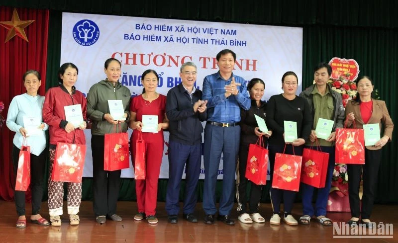 Người dân khó khăn ở thành phố Thái Bình được trao tặng sổ bảo hiểm xã hội.