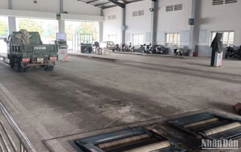 Trung tâm Đăng kiểm xe cơ giới 17-02D đặt tại huyện Đông Hưng (tỉnh Thái Bình) thưa thớt phương tiện đến kiểm định.