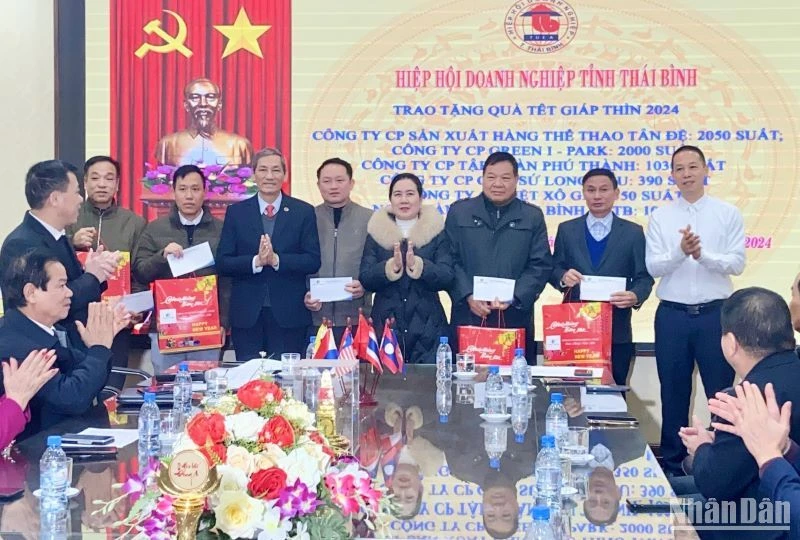 Các đơn vị trên địa bàn tỉnh Thái Bình nhận quà Tết từ lãnh đạo Ủy ban nhân dân tỉnh Thái Bình và Hiệp hội Doanh nghiệp tỉnh để tặng người nghèo, người có hoàn cảnh khó khăn.