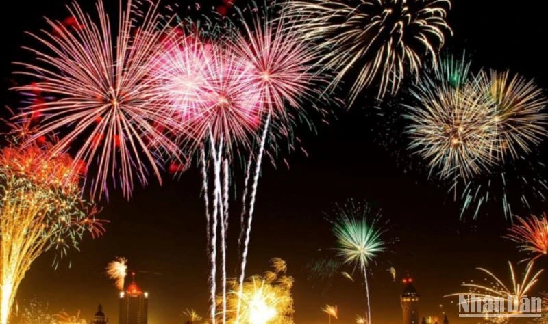 Những màn pháo hoa ấn tượng trong đêm giao thừa đón mừng Xuân năm 2023 tại thành phố Thái Bình.