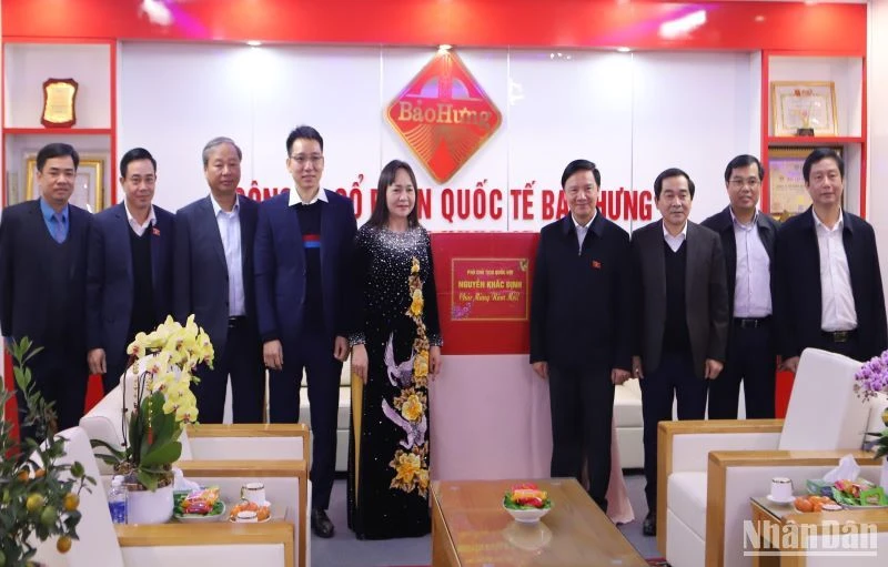 Phó Chủ tịch Quốc Hội Nguyễn Khắc Định thăm, tặng quà lãnh đạo Công ty cổ phần quốc tế Bảo Hưng.