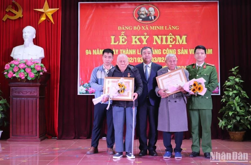 Bí thư Tỉnh ủy Thái Bình Ngô Đông Hải tặng Huy hiệu Đảng 80 năm và 75 năm cho hai đảng viên lão thành xã Minh Lãng (huyện Vũ Thư).