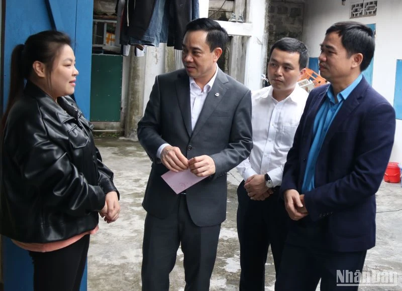 Ông Nguyễn Văn Huy, Phó Trưởng đoàn chuyên trách, Đoàn đại biểu Quốc hội tỉnh Thái Bình (thứ hai từ trái sang) trò chuyện với người lao động tại khu nhà trọ.
