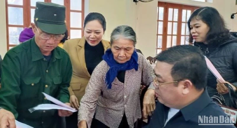 Người dân xã Tân Phong (huyện Vũ Thư, tỉnh Thái Bình) vui mừng khi được nhận giấy chứng nhận quyền sử dụng đất lần đầu ngay những ngày giáp Tết cổ truyền của dân tộc.