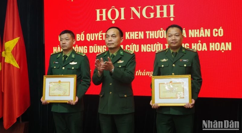2 quân nhân biên phòng tỉnh Thái Bình được khen thưởng đột xuất.