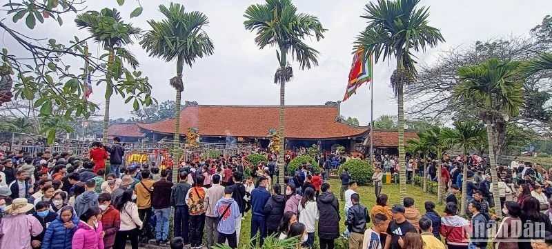 Hàng chục nghìn người đổ về ngày khai hội chùa Keo mùa xuân.