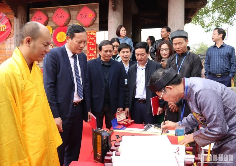 Xin chữ đầu năm tại Lễ hội chùa Keo Thái Bình ngày mùng 5 Tết.