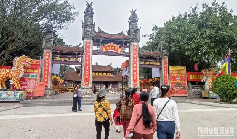 Khá đông du khách đến với Lễ hội đền Trần tỉnh Thái Bình năm 2024. (Ảnh chụp chiều 21/2)