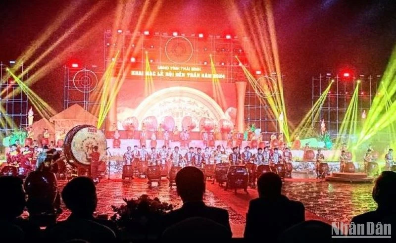 Âm thanh, ánh sáng hòa quyện trên sân khấu chính của Lễ hội đền Trần tỉnh Thái Bình trong đêm khai mạc 22/2.
