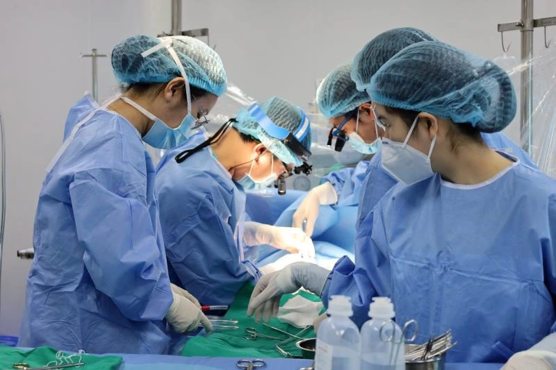 Các ca phẫu thuật được thực hiện dưới sự hỗ trợ, hướng dẫn từ Bệnh viện Nhi Trung ương. (Ảnh Bệnh viện Nhi Thái Bình cung cấp)