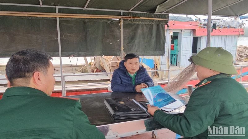 Lực lượng Biên phòng tỉnh Thái Bình xử lý trường hợp vi phạm trong thời gian cao điểm chống khai thác hải sản bất hợp pháp trên biển hiện nay.