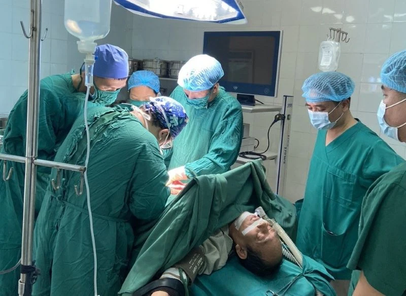 Kíp phẫu thuật gồm 10 người được Bệnh viện đa khoa huyện Kiến Xương trưng dụng để xử trí ca bệnh nặng ngay trong đêm 9/4. (Ảnh Bệnh viện cung cấp)