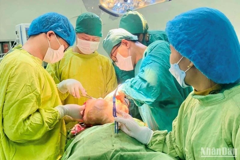 Phẫu thuật bóc tách thành công khối u gần 5kg vùng hàm mặt cho bệnh nhân nữ tại Trung tâm ung bướu, Bệnh viện Đa khoa tỉnh Thái Bình.