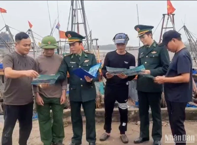 Lực lượng Bộ đội Biên phòng tỉnh Thái Bình phát tờ rơi tuyên truyền về chống khai thác IUU cho ngư dân.
