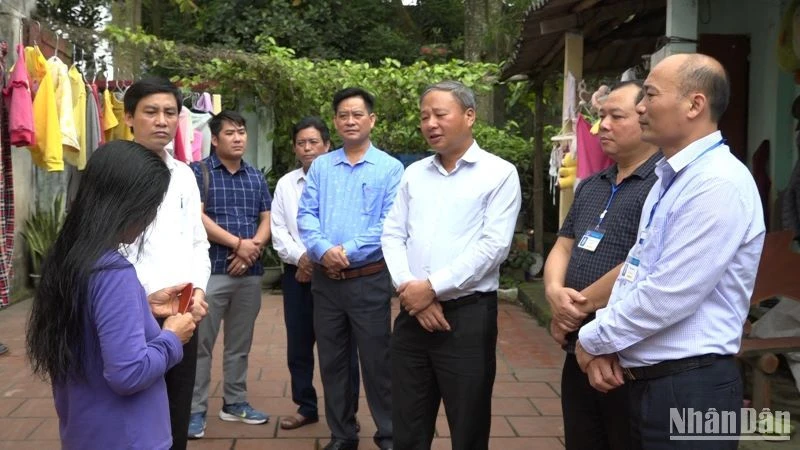 Bí thư Huyện ủy Vũ Thư Nguyễn Quang Anh gặp gỡ, trao đổi với người dân bị ảnh hưởng của dự án đường dây 500KV.