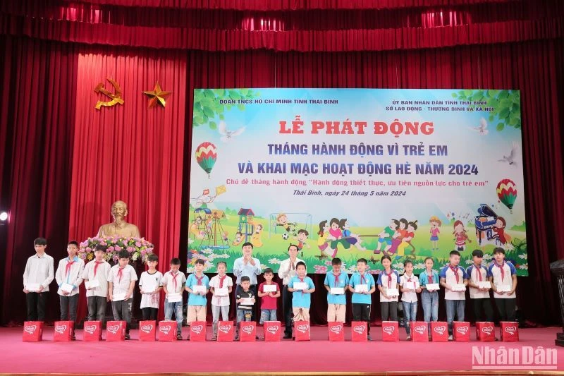 85 trẻ em có hoàn cảnh đặc biệt khó khăn ở tỉnh Thái Bình được tặng quà và học bổng.