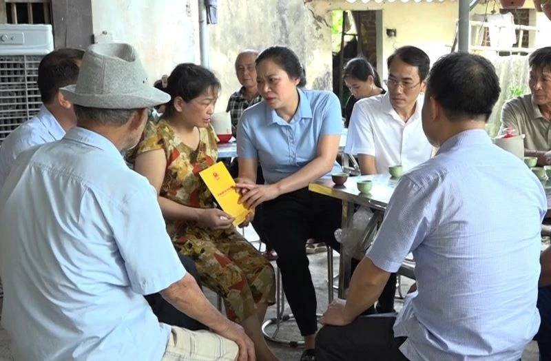 Lãnh đạo huyện Vũ Thư thăm hỏi, trao hỗ trợ 5 triệu đồng cho gia đình có người tử vong.