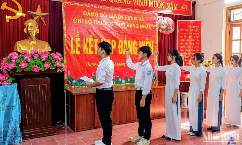 6 đoàn viên thanh niên ưu tú của trường Trung học phổ thông Hưng Nhân (huyện Hưng Hà, tỉnh Thái Bình) được kết nạp Đảng ngày 3/6/2024.