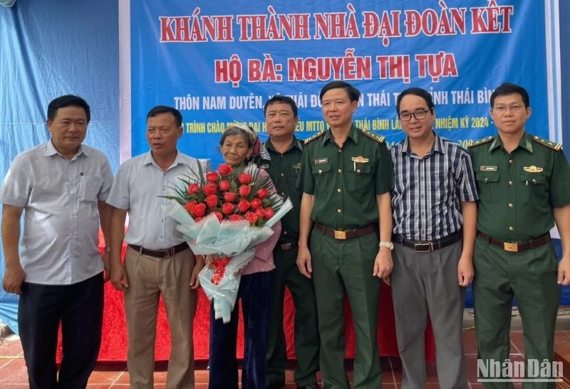 Các cấp chính quyền và doanh nghiệp tổ chức bàn giao nhà Đại đoàn kết cho cựu thanh niên xung phong Nguyễn Thị Tựa, cư trú tại xã Thái Đô (Thái Thụy, tỉnh Thái Bình).