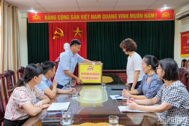 Ủy ban Mặt trận Tổ quốc Việt Nam tỉnh Thái Bình tiến hành mở hòm quà tặng, chúc mừng Đại hội đại biểu Mặt trận Tổ quốc Việt Nam tỉnh lần thứ 19, nhiệm kỳ 2024-2029.
