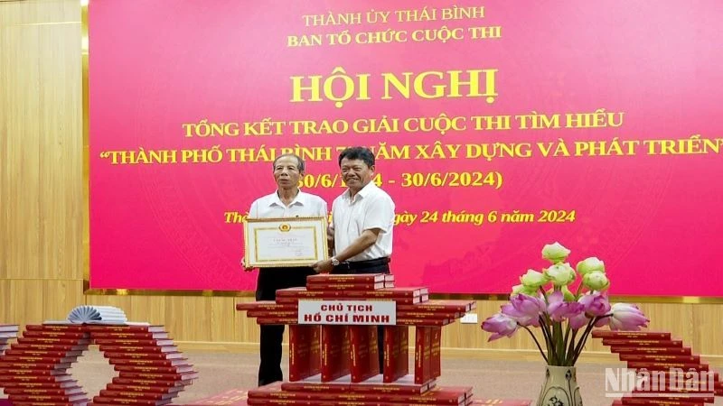 Lãnh đạo Thành ủy Thái Bình trao giải Nhất cuộc thi cho tác giả Nguyễn Chính Quy, xã Tân Bình (thành phố Thái Bình).
