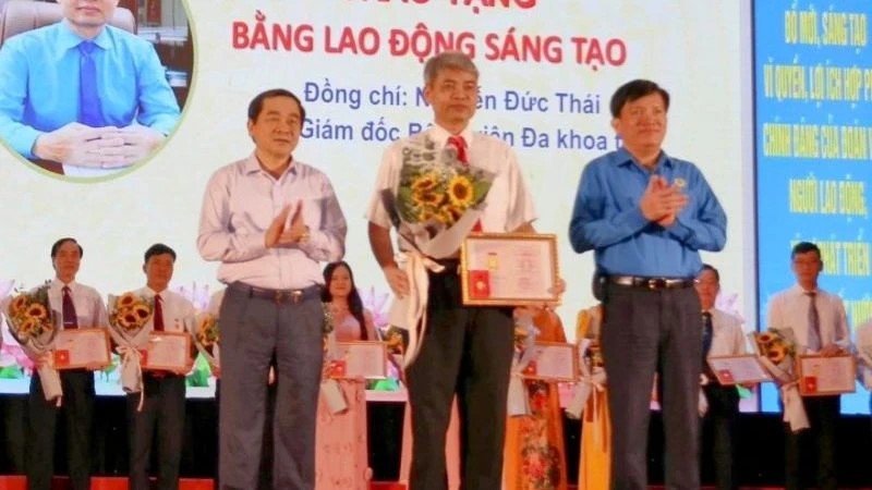 Lãnh đạo Tổng Liên đoàn Lao động Việt Nam cùng lãnh đạo Tỉnh ủy Thái Bình trao bằng Lao động sáng tạo cho các cá nhân tiêu biểu. (Ảnh: Bá Mạnh)