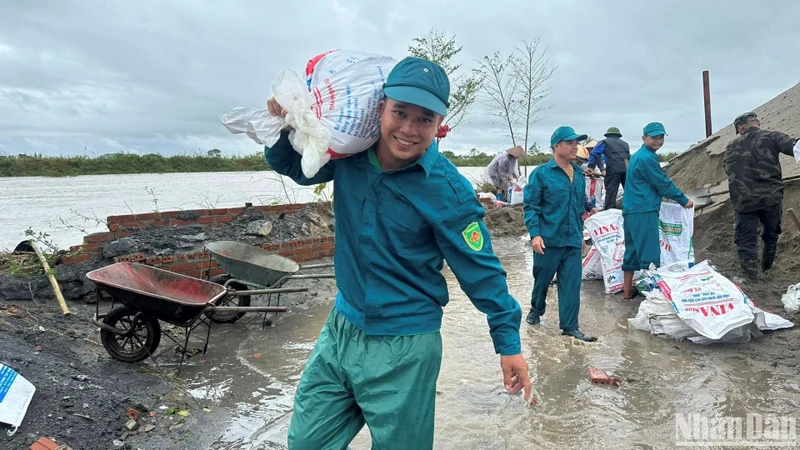 Nụ cười lạc quan của thanh niên xung kích hộ đê (tỉnh Thái Bình).