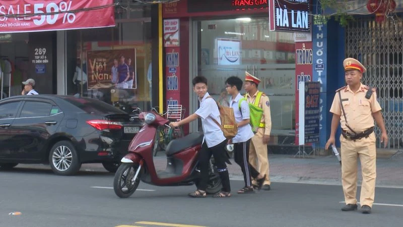 Không khó phát hiện các hành vi vi phạm trong điều khiển phương tiện ở học sinh tại tỉnh Thái Bình. (Ảnh HOÀNG HƯƠNG)