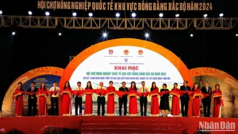 Nghi lễ cắt băng khai mạc hội chợ.