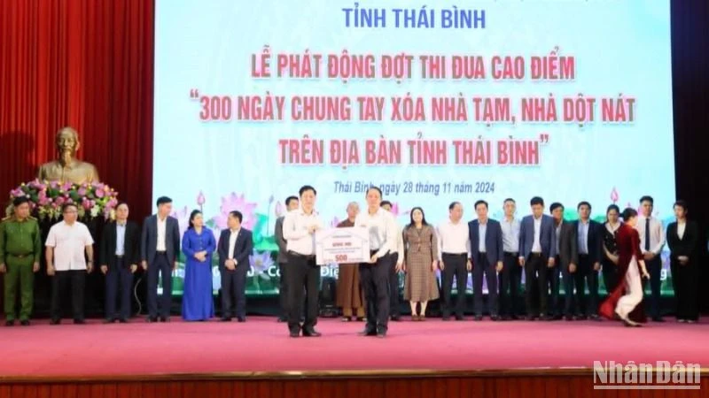 Các đơn vị, cơ quan, doanh nghiệp trao biểu trưng ủng hộ đợt cao điểm xóa nhà tạm, nhà dột nát trên địa bàn tỉnh Thái Bình.