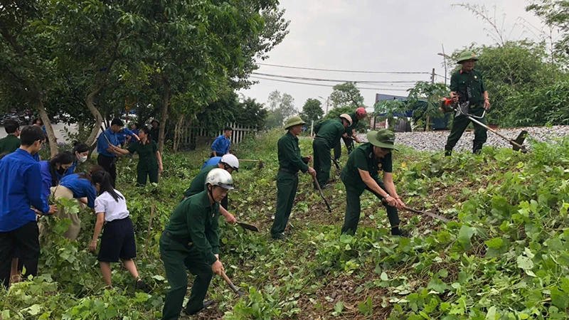 Các cựu chiến binh, đoàn viên thanh niên và học sinh tham gia tổng vệ sinh, nhặt rác trên đường tàu.