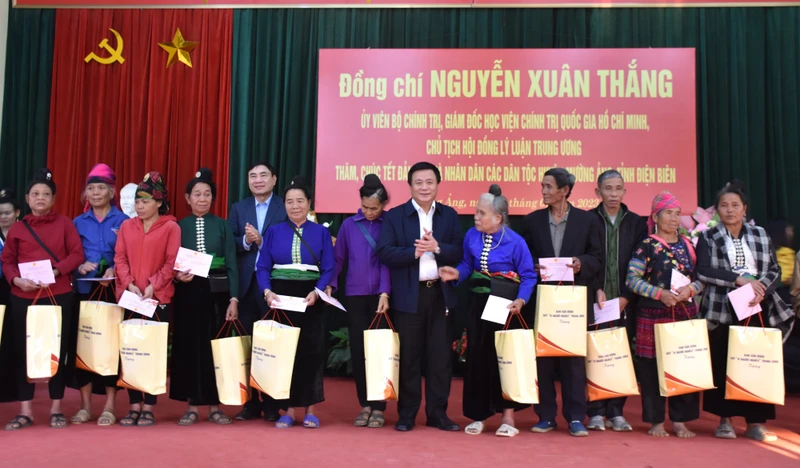 Đồng chí Nguyễn Xuân Thắng và đồng chí Trần Quốc Cường, Bí thư Tỉnh ủy Điện Biên trao quà tặng các gia đình chính sách huyện Mường Ảng. 
