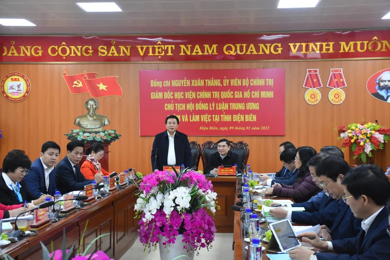 Đồng chí Nguyễn Xuân Thắng phát biểu tại buổi làm việc với Ban Thường vụ Tỉnh ủy Điện Biên.