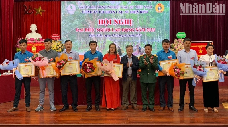 Lãnh đạo Tập đoàn Công nghiệp Cao su Việt Nam trao Bằng khen tặng các tập thể, cá nhân có thành tích xuất sắc trong phong trào thi đua.