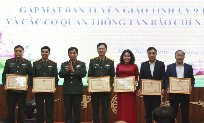 Lãnh đạo Quân khu 2 trao Bằng khen tặng các tập thể có thành tích xuất sắc trong công tác phối hợp tuyên truyền năm 2022.