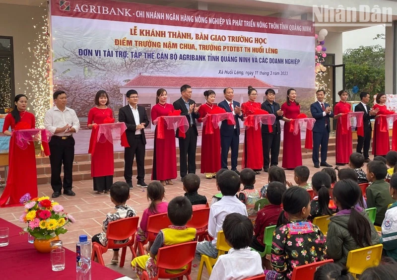 Các đơn vị tài trợ cùng chính quyền địa phương cắt băng khánh thành, bàn giao công trình.