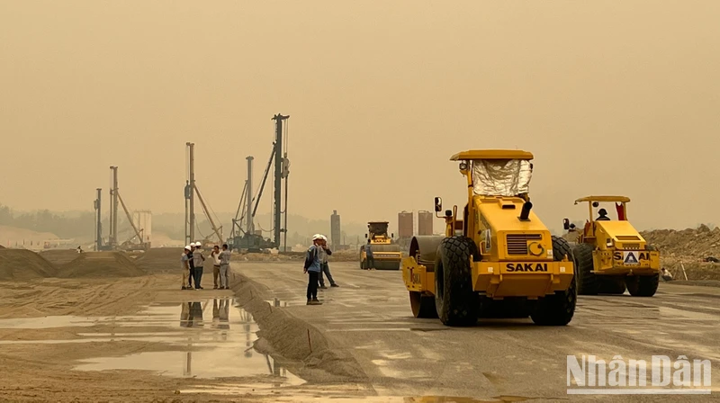 Các nhà thầu đang nỗ lực đẩy nhanh tiến độ thi công hạng mục đường lăn, sân đỗ Cảng Hàng không Điện Biên.