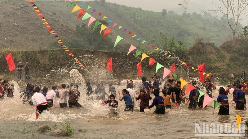 Bà con người Lào bản Na Sang 1 chung vui tết té nước.