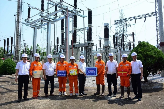 Lãnh đạo Công ty Điện lực Điện Biên thăm, động viên công nhân trực cấp điện trong mùa nắng nóng.