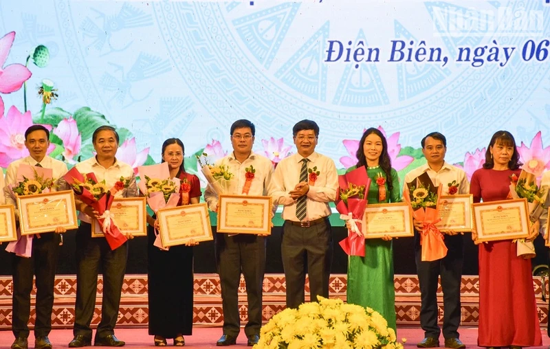 Đồng chí Lê Thành Đô, Chủ tịch Ủy ban nhân dân tỉnh Điện Biên trao Bằng khen tặng các cá nhân có thành tích xuất sắc trong các phong trào thi đua.