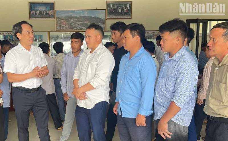 Đồng chí Bùi Minh Hải (đầu tiên bên trái), Bí thư Huyện ủy Mường Nhé trao đổi với các trưởng bản, bí thư chi bộ các bản, khu dân cư về dự hội nghị.