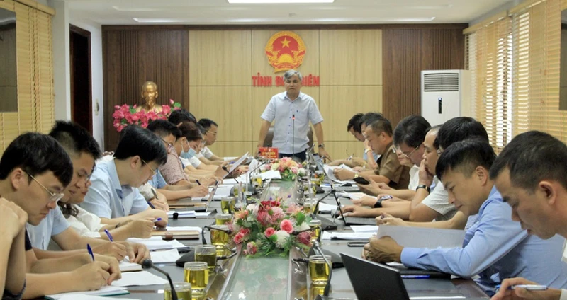 Đồng chí Lò Văn Tiến, Phó Chủ tịch Ủy ban nhân dân tỉnh Điện Biên, phát biểu chỉ đạo tại buổi làm việc.