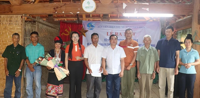 Lãnh đạo Hội Liên Hiệp phụ nữ tỉnh Điện Biên trao quyết định, tặng hoa chúc mừng thành viên Tổ truyền thông cộng đồng bản Kéo, xã Pá Khoang, thành phố Điện Biên Phủ, tỉnh Điện Biên.