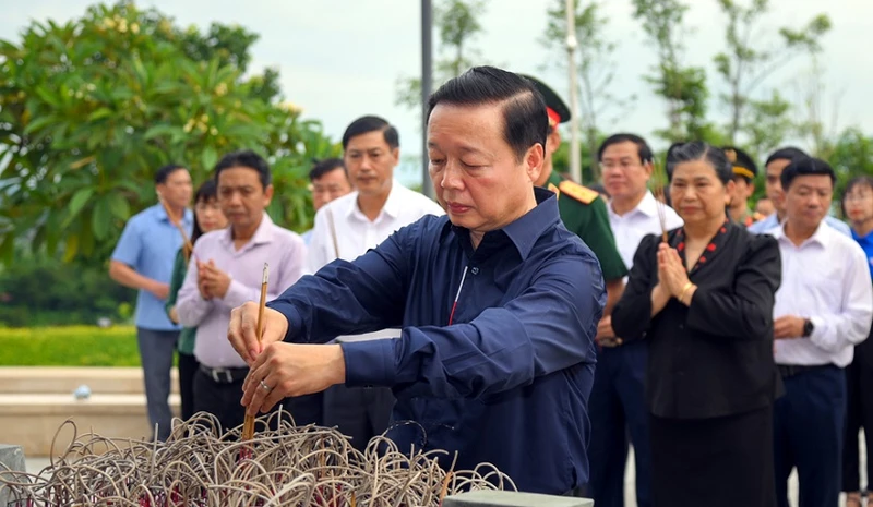 Phó Thủ tướng Chính phủ Trần Hồng Hà dâng hương tưởng nhớ các anh hùng liệt sĩ tại Đền thờ liệt sĩ Chiến trường Điện Biên Phủ trên đồi F.